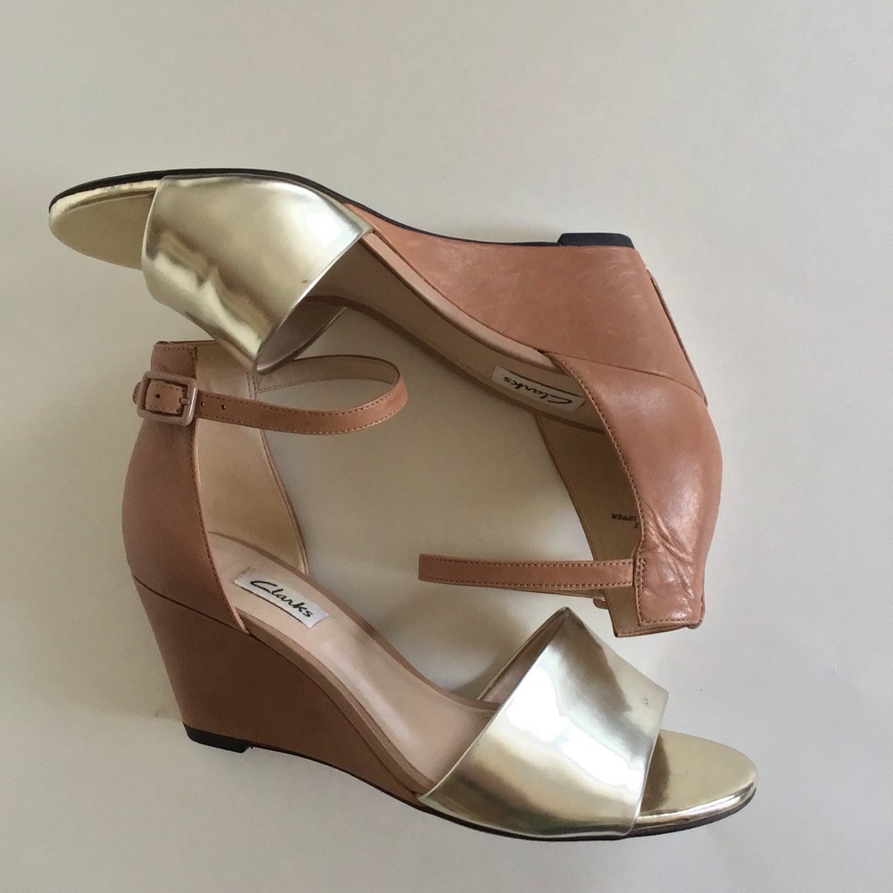 Clarks gold tan wedge